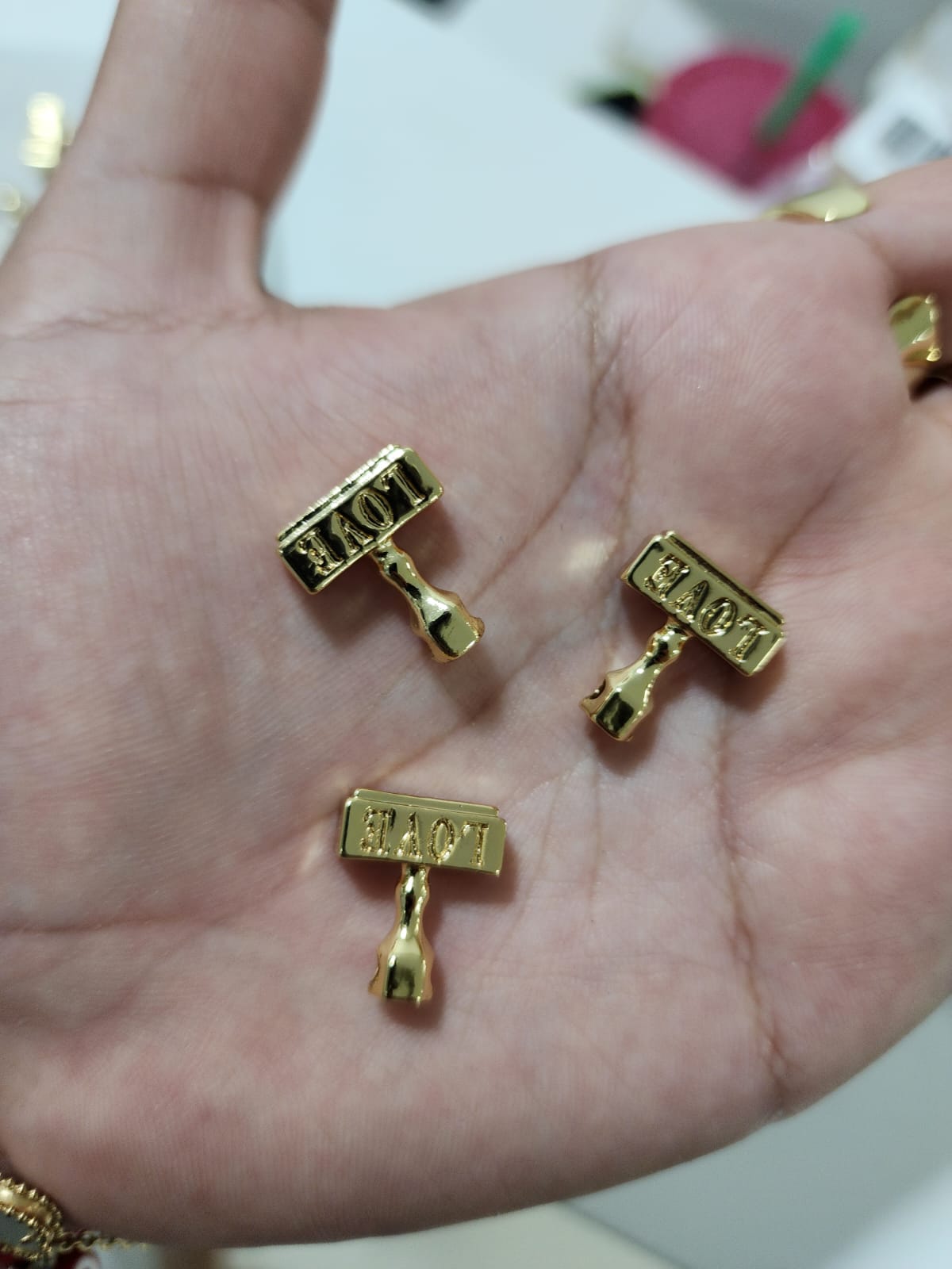 Dije Martillo LOVE Baño Oro 18k