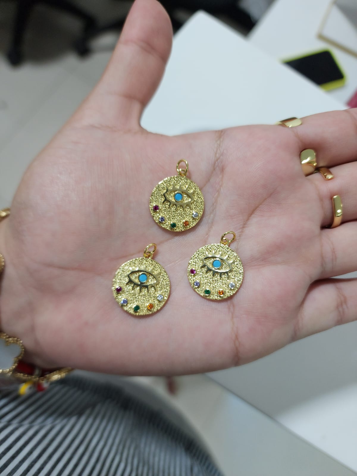 Medalla Ojo Baño Oro 18k & Zirconias